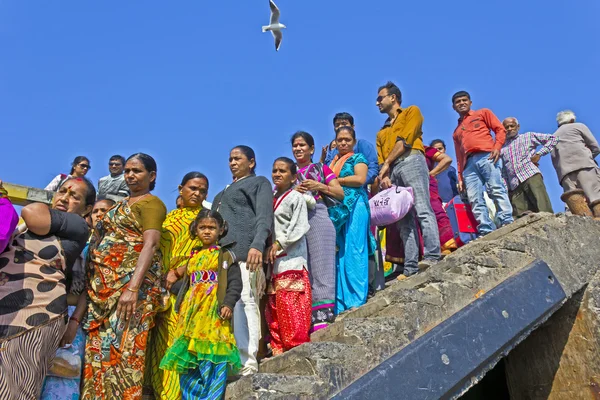 Indiase passagiers op pier — Stockfoto