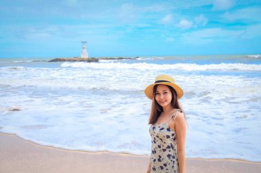 Tayland 'ın Phang Nga eyaletindeki Khao lak deniz fenerinde Nang Tanga Sahili' nin arka bahçesinde sallanan güzel bir kız. Güzel kayalar var seyrek, yumuşak beyaz kum.
