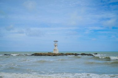 Phang Nga 'daki Khao lak deniz feneri. Deniz feneri denizin ortasında, Nang Tanga Sahili 'nin en parlak yerinde. Güzel kayalar var seyrek, yumuşak beyaz kum.