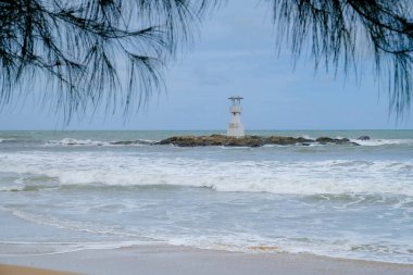Phang Nga 'daki Khao lak deniz feneri. Deniz feneri denizin ortasında, Nang Tanga Sahili 'nin en parlak yerinde. Güzel kayalar var seyrek, yumuşak beyaz kum.