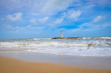 Phang Nga 'daki Khao lak deniz feneri. Deniz feneri denizin ortasında, Nang Tanga Sahili 'nin en parlak yerinde. Güzel kayalar var seyrek, yumuşak beyaz kum.