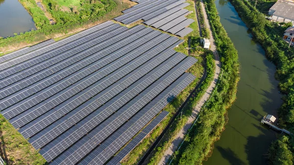Solar Farm Vanuit Vogelperspectief Zonnecel Station Antenne Met Groene Natuur — Stockfoto