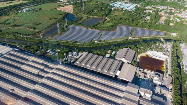 Solarfarm Aus Der Vogelperspektive Solarzellenstation Auf Antenne Mit Grüner Natur — Stockfoto