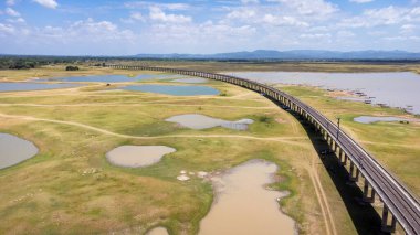 Khok Salung, Pa Sak Jolasid baraj Lopburi 'de beyaz arabalı yüzen tren köprüsünün görülmeyen demiryolu manzarası yüzen tren yolu olarak bilinen Tayland.