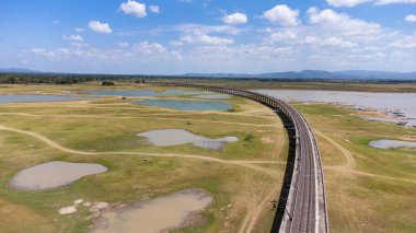 Khok Salung, Pa Sak Jolasid baraj Lopburi 'de beyaz arabalı yüzen tren köprüsünün görülmeyen demiryolu manzarası yüzen tren yolu olarak bilinen Tayland.