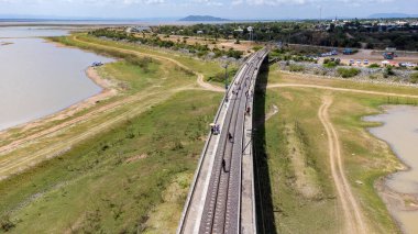 Khok Salung, Pa Sak Jolasid baraj Lopburi 'de beyaz arabalı yüzen tren köprüsünün görülmeyen demiryolu manzarası yüzen tren yolu olarak bilinen Tayland.