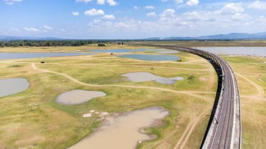 Khok Salung, Pa Sak Jolasid baraj Lopburi 'de beyaz arabalı yüzen tren köprüsünün görülmeyen demiryolu manzarası yüzen tren yolu olarak bilinen Tayland.