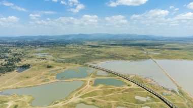 Khok Salung, Pa Sak Jolasid baraj Lopburi 'de beyaz arabalı yüzen tren köprüsünün görülmeyen demiryolu manzarası yüzen tren yolu olarak bilinen Tayland.
