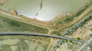 Khok Salung, Pa Sak Jolasid baraj Lopburi 'de beyaz arabalı yüzen tren köprüsünün görülmeyen demiryolu manzarası yüzen tren yolu olarak bilinen Tayland.