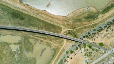 Khok Salung, Pa Sak Jolasid baraj Lopburi 'de beyaz arabalı yüzen tren köprüsünün görülmeyen demiryolu manzarası yüzen tren yolu olarak bilinen Tayland.