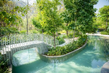 Labaris Khao Yai Lüks Oteli 'ndeki peri masalı bahçesinde yürüyen güzel kız Nakhon Ratchasima, Tayland