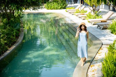Labaris Khao Yai Lüks Oteli 'ndeki peri masalı bahçesinde yürüyen güzel kız Nakhon Ratchasima, Tayland