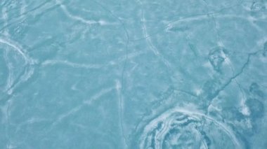 Pangong Gölü veya Pangong Tso, Tso moriri Nubra, Hindistan 'daki İHA görüntüsünden Donmuş Göl' ün mavi buz yüzeyinde 4K. Soğuk kış, huzur ve özgürlük kavramı.