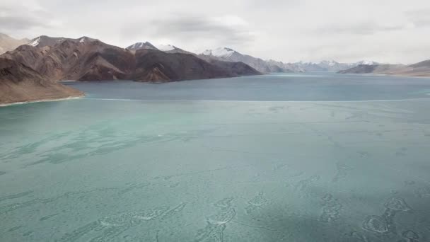 Modrém Ledovém Povrchu Zamrzlého Jezera Bezpilotního Pohledu Pangong Lake Nebo — Stock video