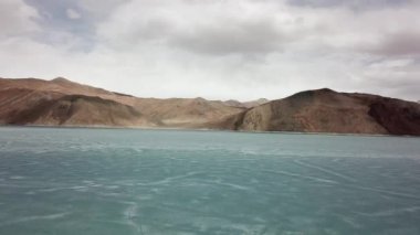 Pangong Gölü veya Pangong Tso, Tso moriri Nubra, Hindistan 'daki İHA görüntüsünden Donmuş Göl' ün mavi buz yüzeyinde 4K. Soğuk kış, huzur ve özgürlük kavramı.