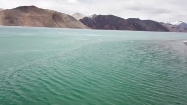 Pangong Gölü veya Pangong Tso, Tso moriri Nubra, Hindistan 'daki İHA görüntüsünden Donmuş Göl' ün mavi buz yüzeyinde 4K. Soğuk kış, huzur ve özgürlük kavramı.