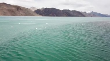 Pangong Gölü veya Pangong Tso, Tso moriri Nubra, Hindistan 'daki İHA görüntüsünden Donmuş Göl' ün mavi buz yüzeyinde 4K. Soğuk kış, huzur ve özgürlük kavramı.
