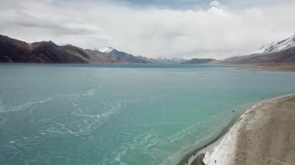 Modrém Ledovém Povrchu Zamrzlého Jezera Bezpilotního Pohledu Pangong Lake Nebo — Stock video