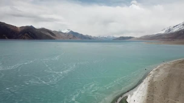 Superfície Gelo Azul Lago Congelado Vista Aérea Drone Lago Pangong — Vídeo de Stock