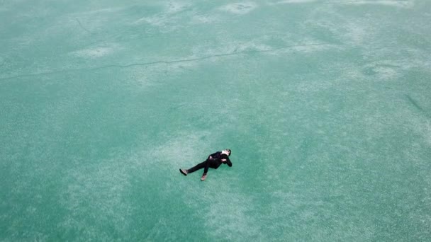 Aziatische Man Die Ijs Loopt Blue Ice Oppervlak Van Frozen — Stockvideo