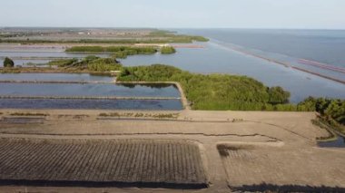 İHA 'nın kuş bakışı görüntüsünden saline 4K. Samut Sakhon, Tayland 'daki tuz tarlası.