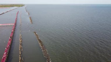 4K, Tayland 'ın Samut Sakhon eyaletinin sahil şeridinde güzel ahşap uzun köprüsü olan insansız hava aracında. Mutshanu shring adı verilen yunus bakış açısına odaklan.
