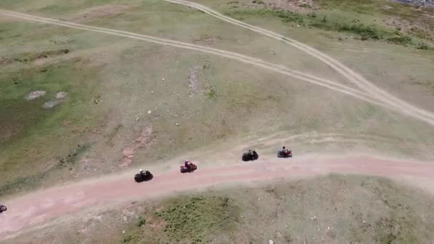 Aerial View Tracking Group Motorcycles Biegną Przeciwko Sobie Przeciwnych Kierunkach — Wideo stockowe