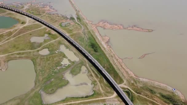 Luchtfoto Van Spoorlijnen Voor Trein Geparkeerd Met Drijvende Spoorbrug Weg — Stockvideo