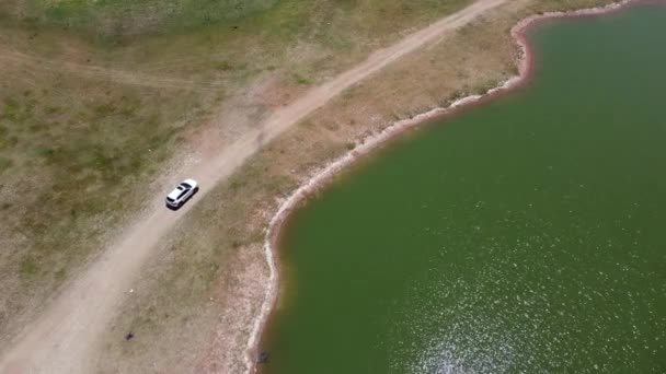 Auf Luftaufnahme Verfolgung Weißes Auto Fahren Auf Die Natur Der — Stockvideo