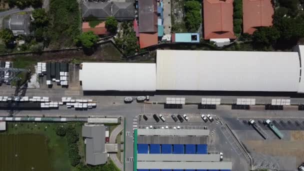 制造库中移动卡车物流运输过程中的卡车运输4K — 图库视频影像