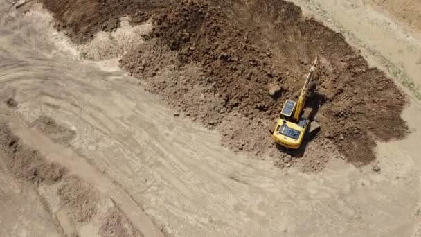 Backhoe Excavator Ile Kuş Bakışı Bir Toprak Katmanını Kazıyarak — Stok video
