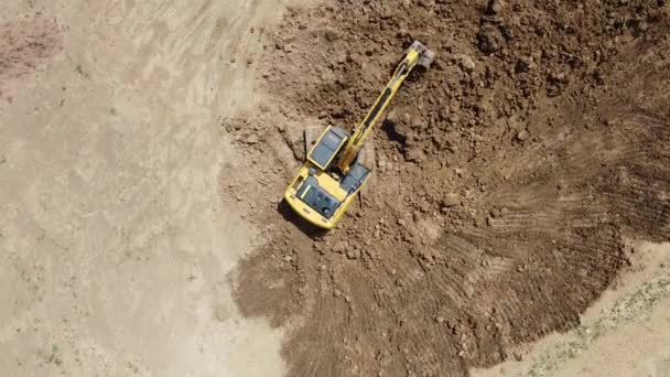 Backhoe Excavator Ile Kuş Bakışı Bir Toprak Katmanını Kazıyarak — Stok video