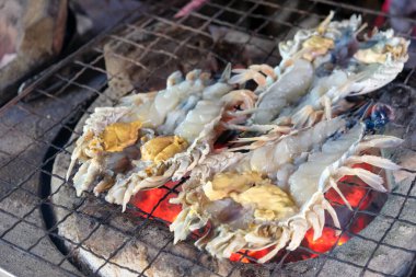 Izgara Dev Nehir Karidesleri Yanıyor. Geleneksel Tayland usulü mangal kömürlü karides ızgarası..