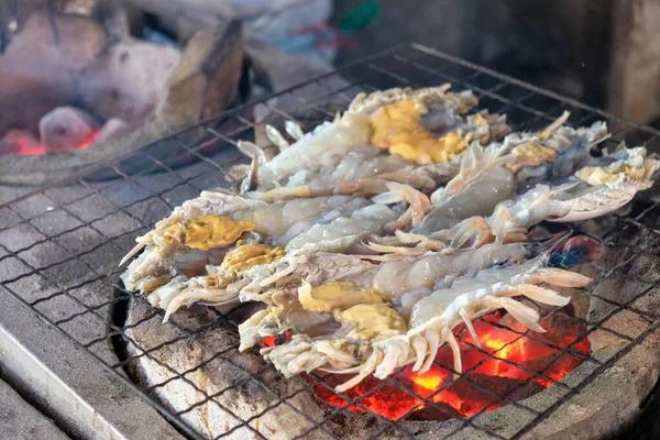 Grelhados Camarão Gigante Fogo Foto Cozinheiro Grelhando Camarão Com Carvão — Fotografia de Stock