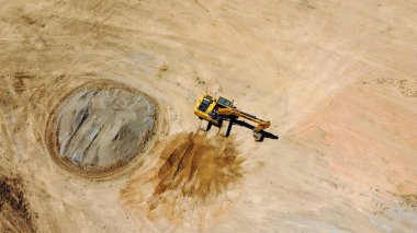 Kazı makinesi ya da kepçeyle kuş bakışı bir toprak katmanını İHA 'dan kazıyarak temizliyor