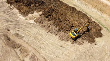 Kazı makinesi ya da kepçeyle kuş bakışı bir toprak katmanını İHA 'dan kazıyarak temizliyor
