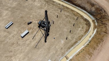 Yığınla ekipman toprağa kazık dikmek için güneş çiftliği için hazırlık, temel inşaatında direklerin çalışması için ağır makineler. İHA 'dan havadan görüntüleme yüksekliği.