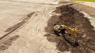 Kazı makinesi ya da kepçeyle kuş bakışı bir toprak katmanını İHA 'dan kazıyarak temizliyor