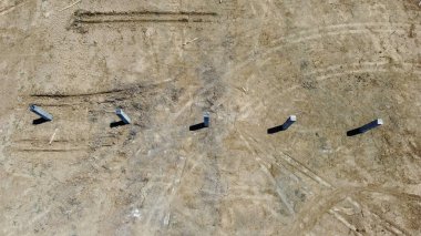 Yığınla ekipman toprağa kazık dikmek için güneş çiftliği için hazırlık, temel inşaatında direklerin çalışması için ağır makineler. İHA 'dan havadan görüntüleme yüksekliği.