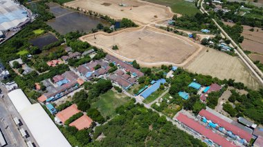 Pirinç ekmeden önce toprağı yüksek açılı tarla tarlası hazırlıyordu. Clay pirinç ekmeye hazırlanıyordu.