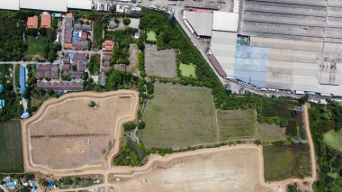 Pirinç ekmeden önce toprağı yüksek açılı tarla tarlası hazırlıyordu. Clay pirinç ekmeye hazırlanıyordu.