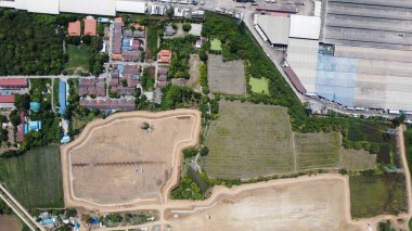 Pirinç ekmeden önce toprağı yüksek açılı tarla tarlası hazırlıyordu. Clay pirinç ekmeye hazırlanıyordu.