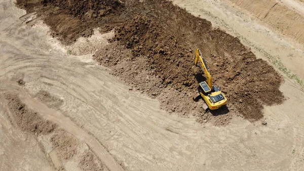 Backhoe Excavator Scraping Layer Soil Bird Eye View Drone — Foto Stock