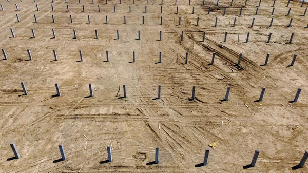 Yığınla Ekipman Toprağa Kazık Dikmek Için Güneş Çiftliği Için Hazırlık — Stok fotoğraf