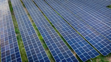 Modern bir güneş çiftliği üzerinde hava manzarası. Küresel ekosistem kavramında yeşil enerji toplamak için güneş panelleri istasyonu.