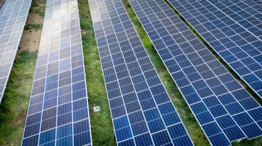 Modern bir güneş çiftliği üzerinde hava manzarası. Küresel ekosistem kavramında yeşil enerji toplamak için güneş panelleri istasyonu.