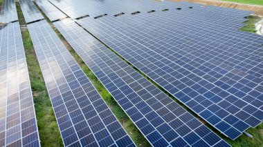 Modern bir güneş çiftliği üzerinde hava manzarası. Küresel ekosistem kavramında yeşil enerji toplamak için güneş panelleri istasyonu.