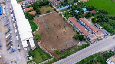 Önde gelen malların taşınması sırasında Depo 'daki yarı kamyonlar. Aerial View 'dan lojistik fotoğraf.
