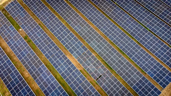 近代的な太陽光発電所の上空からの眺め 地球生態系の概念上の緑のエネルギーを収集するための太陽光発電所 — ストック写真