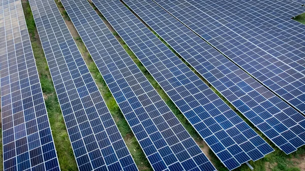 Vista Aérea Sobre Uma Fazenda Solar Moderna Estação Painéis Solares — Fotografia de Stock